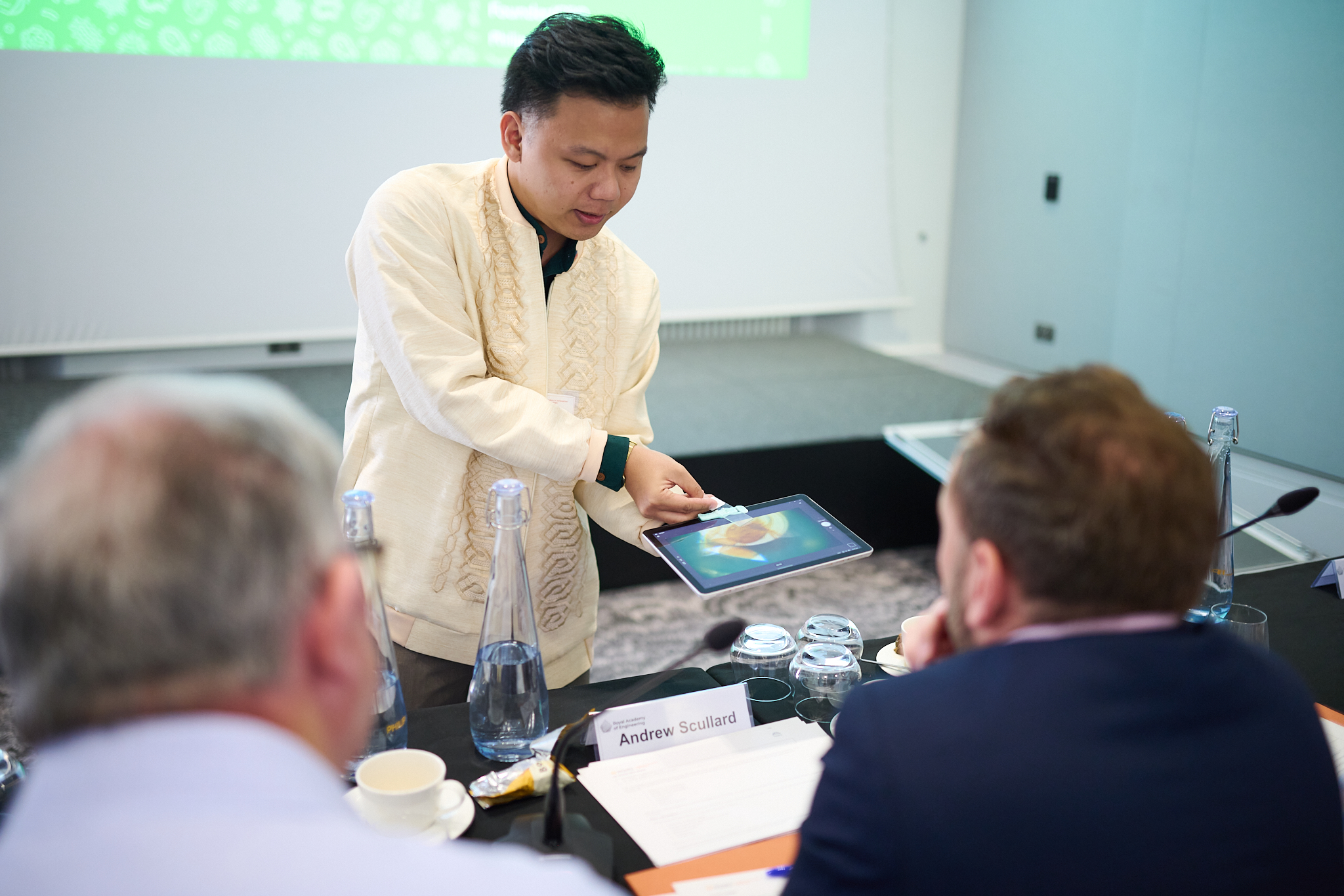 Filipino innovator Jeremy De Leon showcases his 'Makeroscope' innovation to our panel at the LIF Global 2024 Pitch Day.