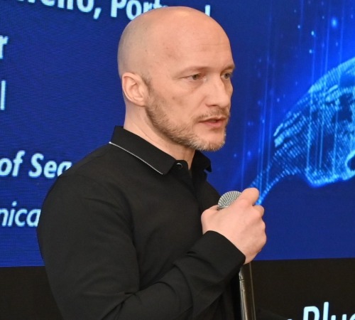 Tom De Block presenting