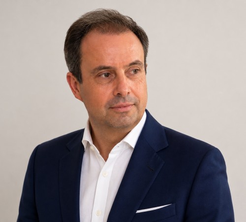 Headshot of Professor Raul Vázquez Diaz FREng