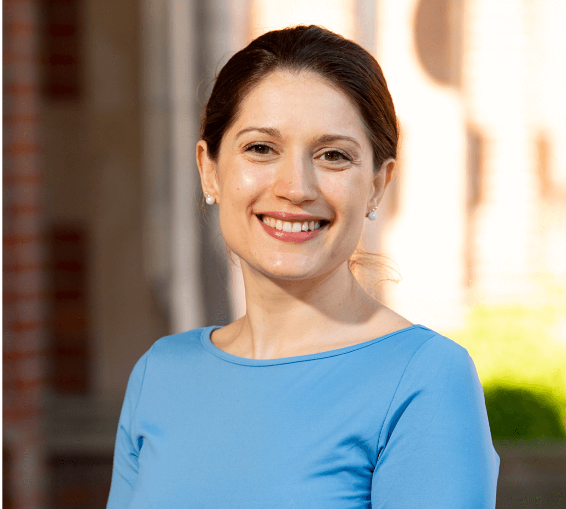 Dr Leila Moura headshot