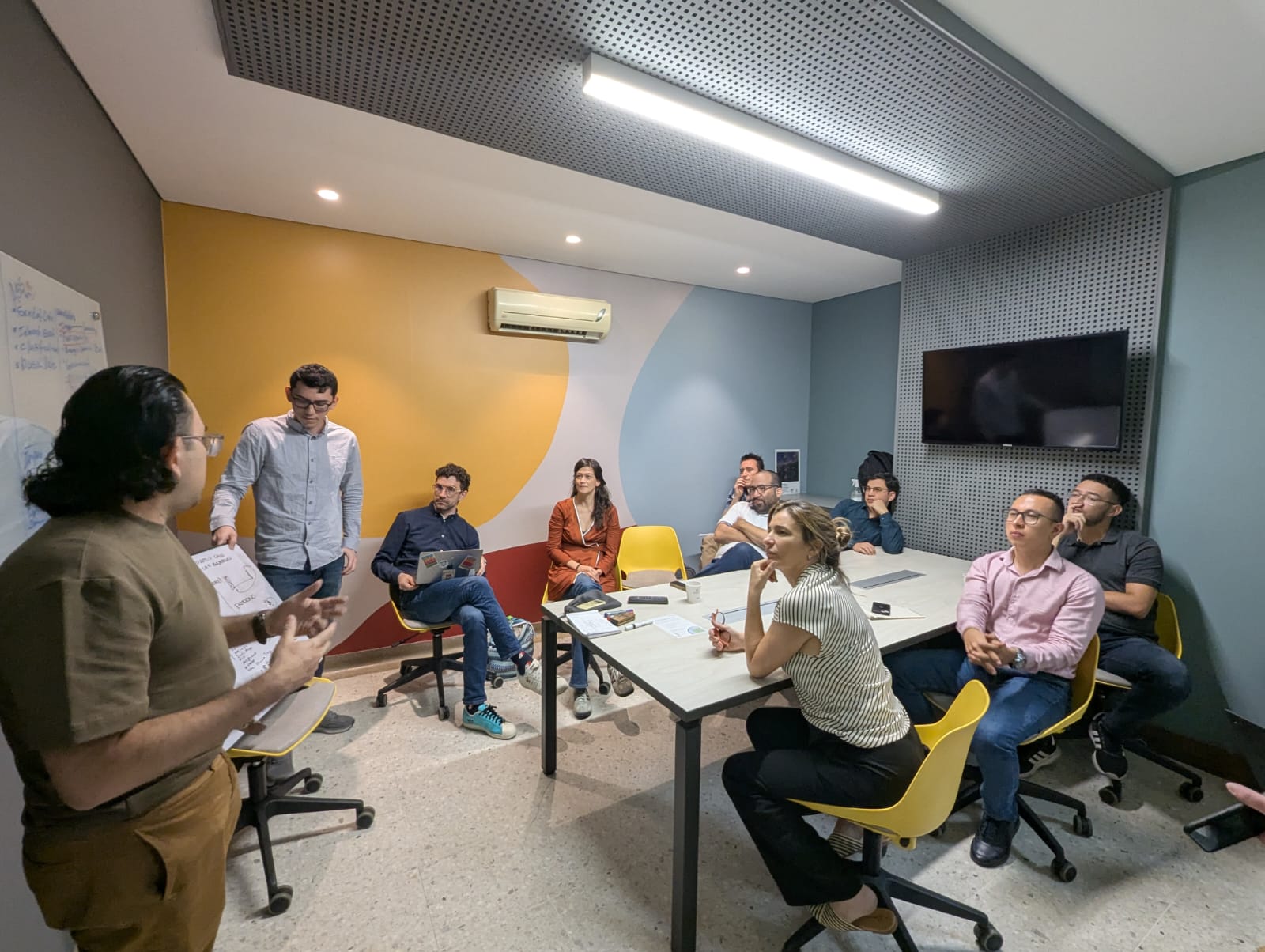 Innovators in Colombia pitch a proposal for how to optimise the performance and use-life of swappable EV batteries.