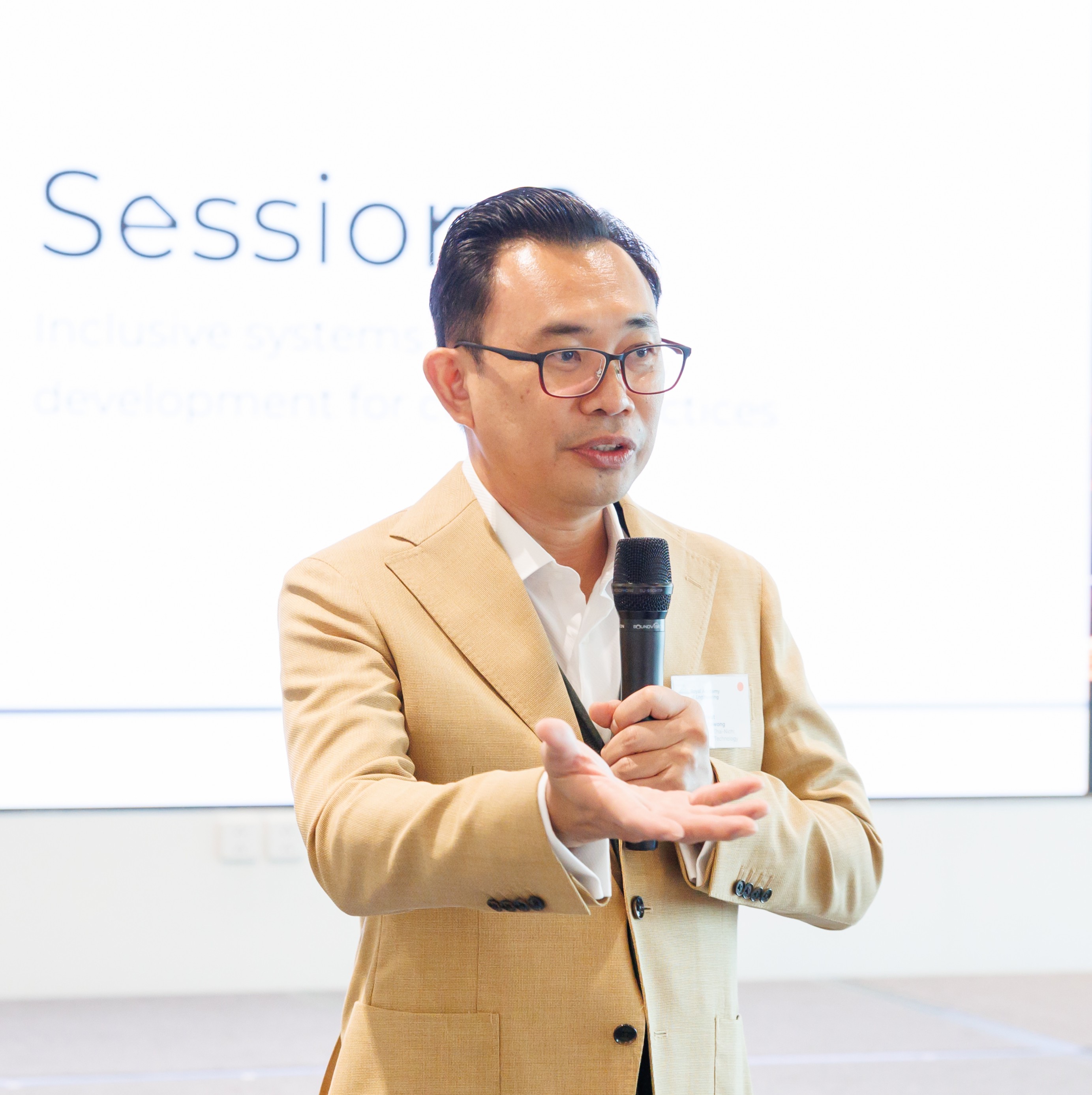 Dr Jintawat Chaichanawong presenting