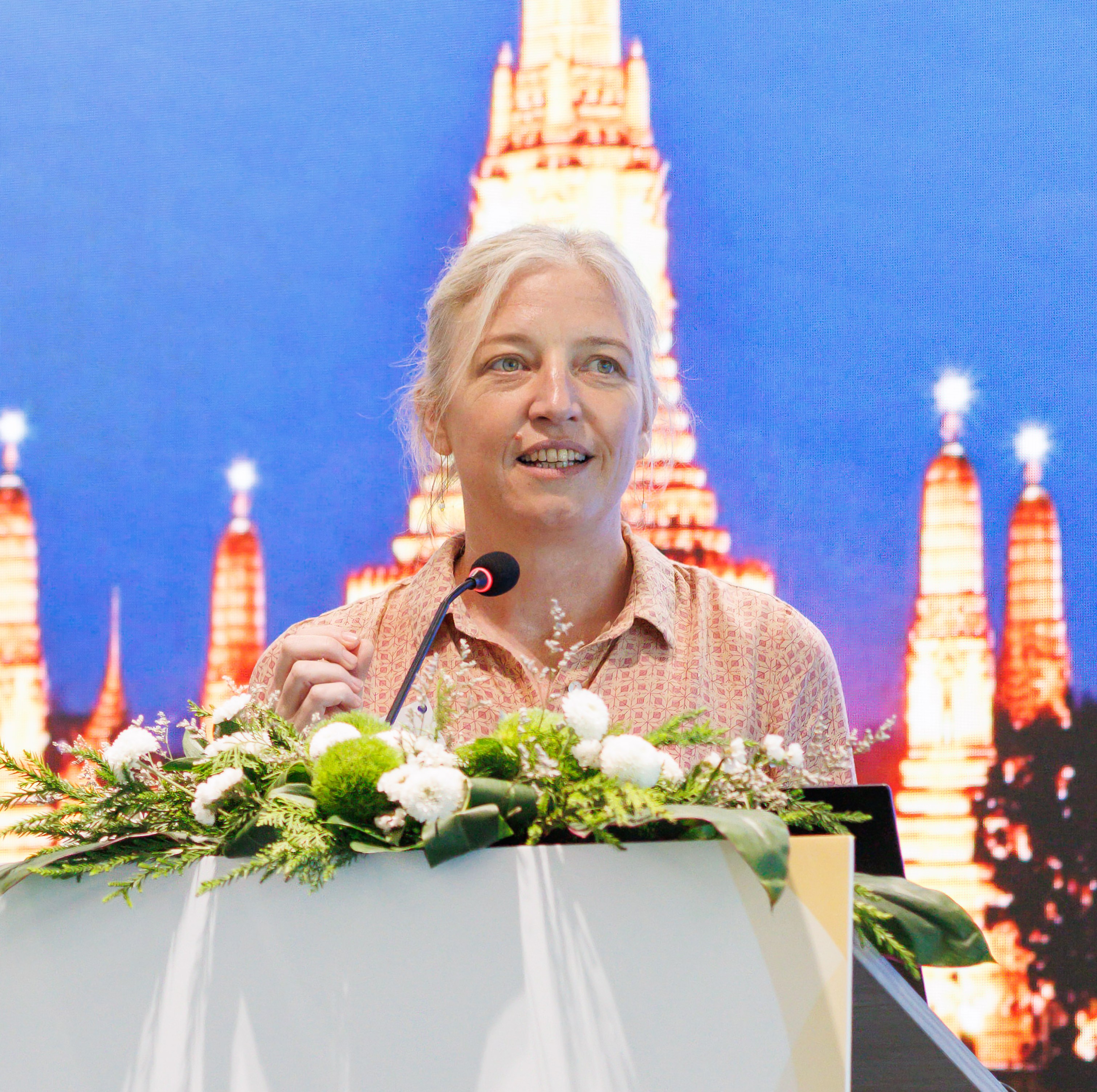 Zoe presenting during the session